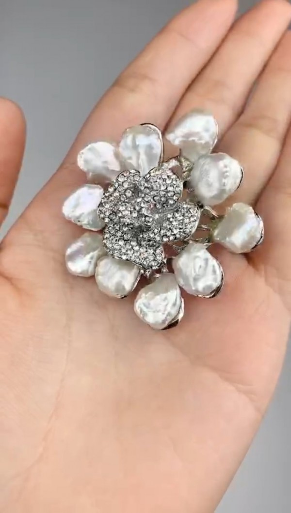 Pearls Gold-Tone Crystal Pistil Brooch Pin Pendant