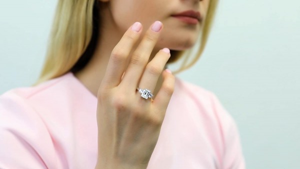 Eternal Elegance: Rhodium-Plated CZ 3-Stone Anniversary Ring ?✨